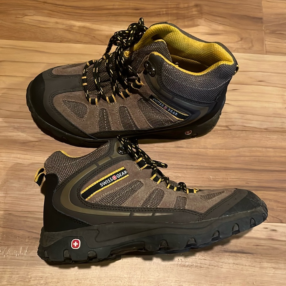 Swisher boys size 6.